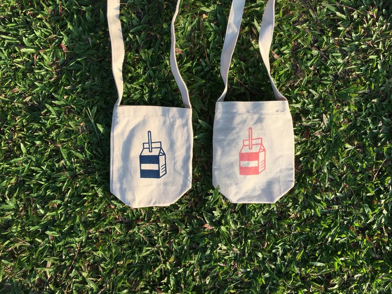 牛奶“饮料带” - 侧背包/斜挎包 - 纸 