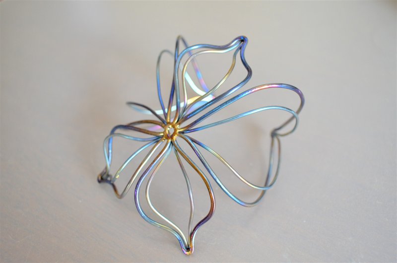 Flower lover Titanium Bangle / Hammer Eye / Titanium Bangle - 手链/手环 - 其他金属 蓝色