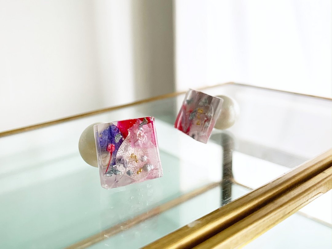 2WAY: Deldinium stud earrings that sprinkle happiness - 耳环/耳夹 - 树脂 粉红色