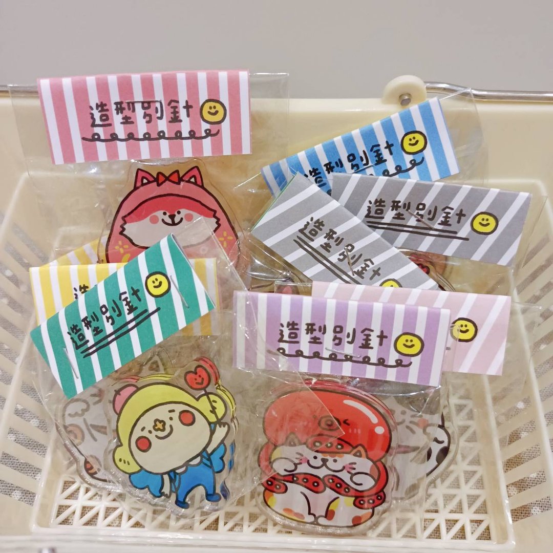 花大鼻造型别针 十款 - 徽章/别针 - 塑料 多色