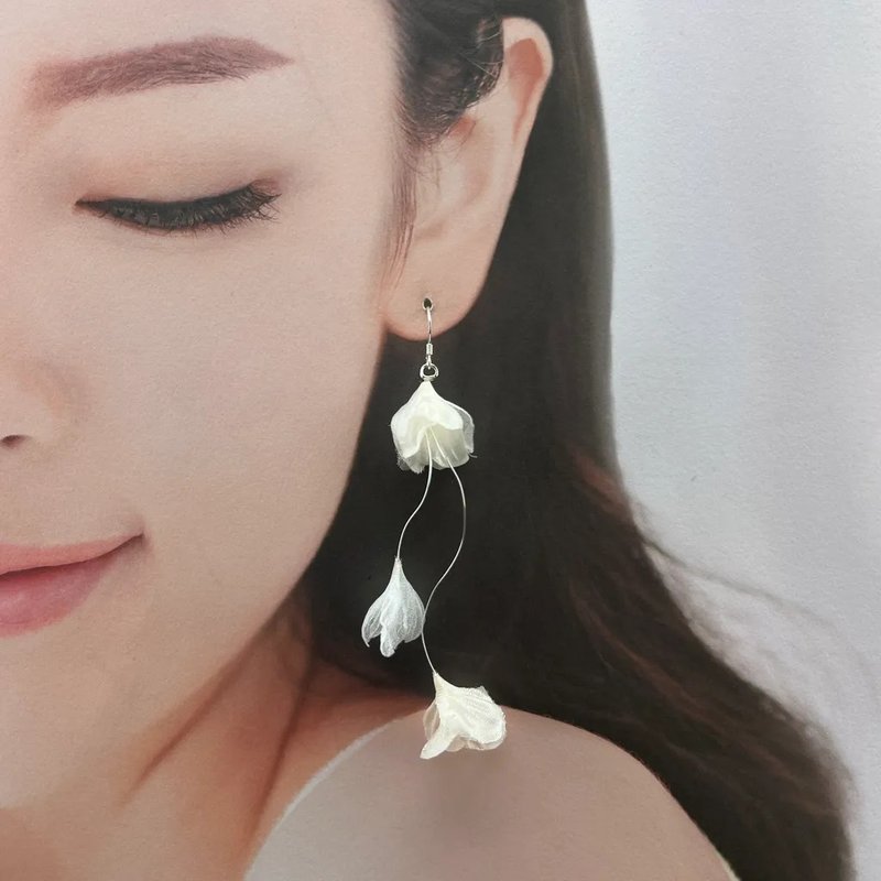 Bond 羁绊随风起舞缠绕感仙女长耳环 - 耳环/耳夹 - 其他材质 白色