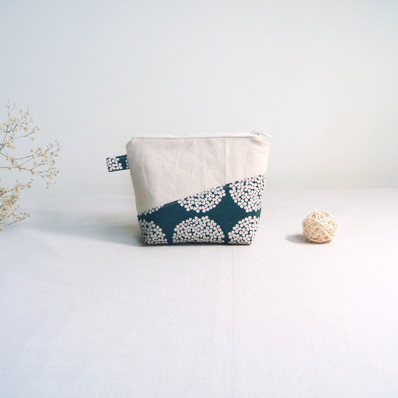 现货手作花花化妆包收纳包-绿底 - 化妆包/杂物包 - 棉．麻 绿色