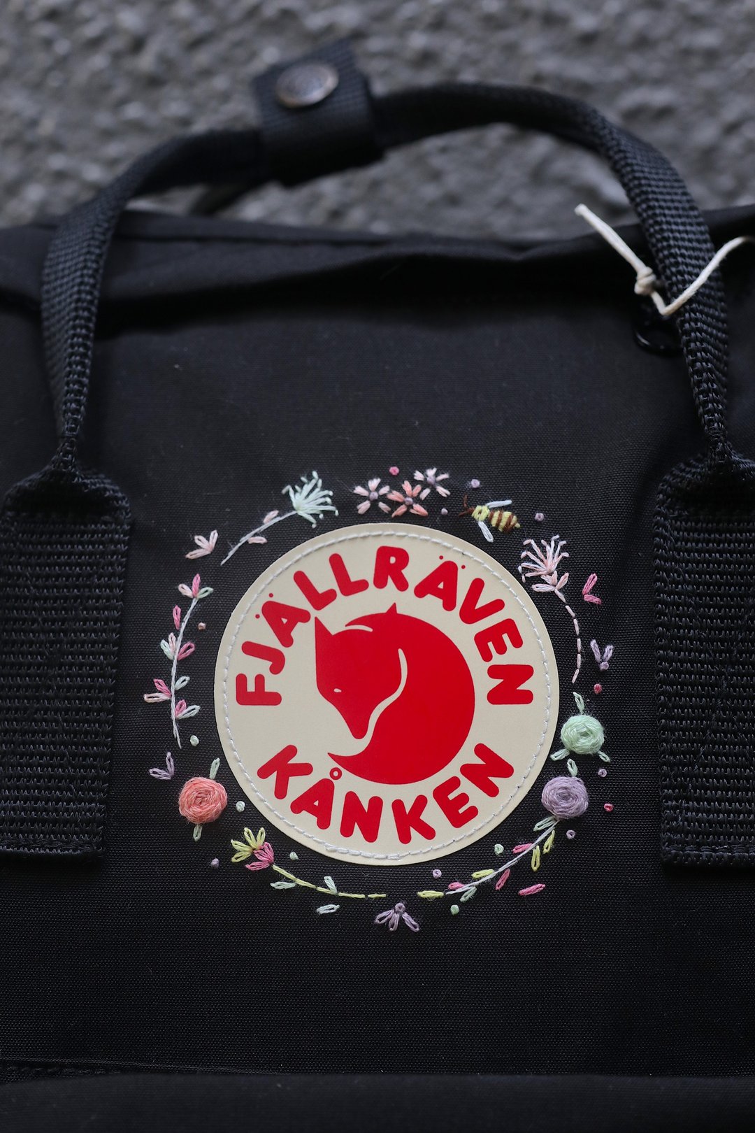 Kanken 蜜蜂冬季森林 黑色包-手工刺绣订制 - 后背包/双肩包 - 防水材质 黑色
