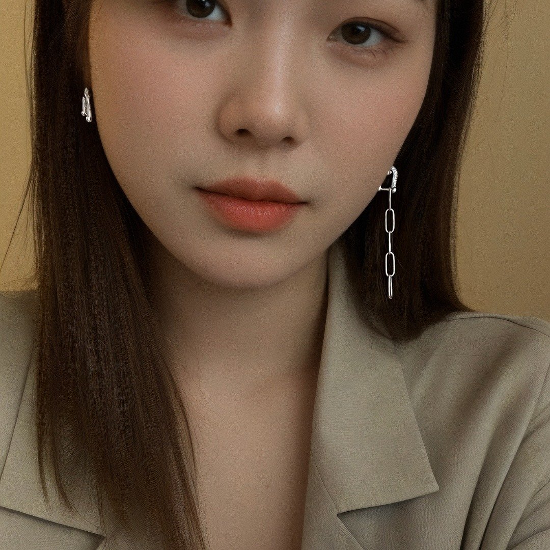 马蹄牵引耳钉 | 纯银 | 包邮 | Belinda轻珠宝 - 耳环/耳夹 - 纯银 银色