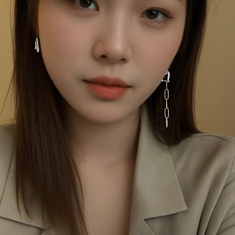 马蹄牵引耳钉 | 纯银 | 包邮 | Belinda轻珠宝 - 耳环/耳夹 - 纯银 银色