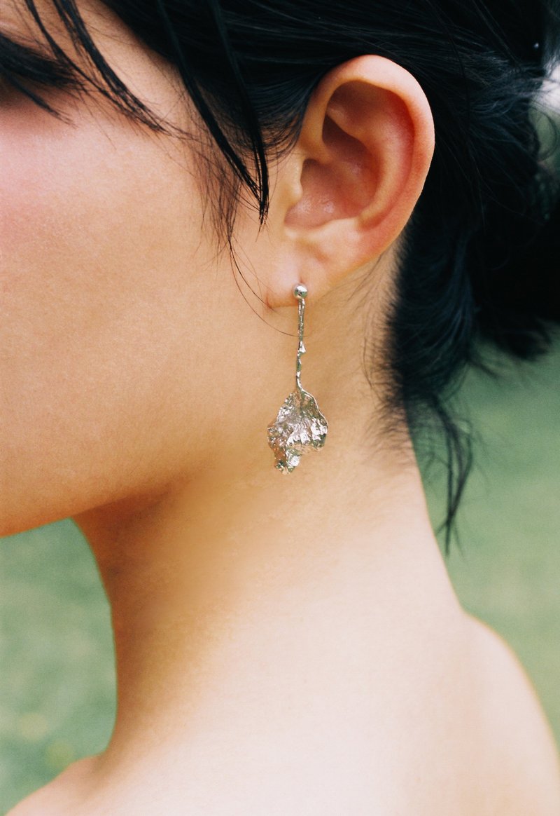 Growing Pain 系列 玫瑰叶耳环 银钯金 - 耳环/耳夹 - 铜/黄铜 银色