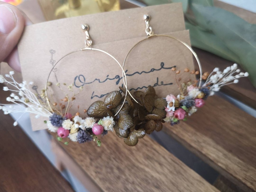 Hoop earrings with plenty of flowers. It is an image that squirrels are overjoyed in nature. "hammock" - 耳环/耳夹 - 植物．花 多色