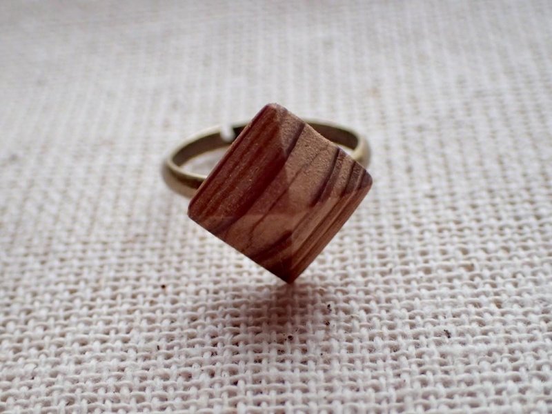 pyramid pinke ring - 戒指 - 木头 咖啡色