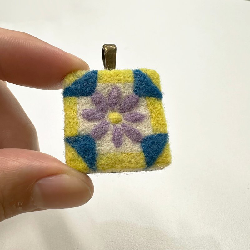 台湾花砖 - 羊毛毡项链坠子 - 项链 - 羊毛 多色