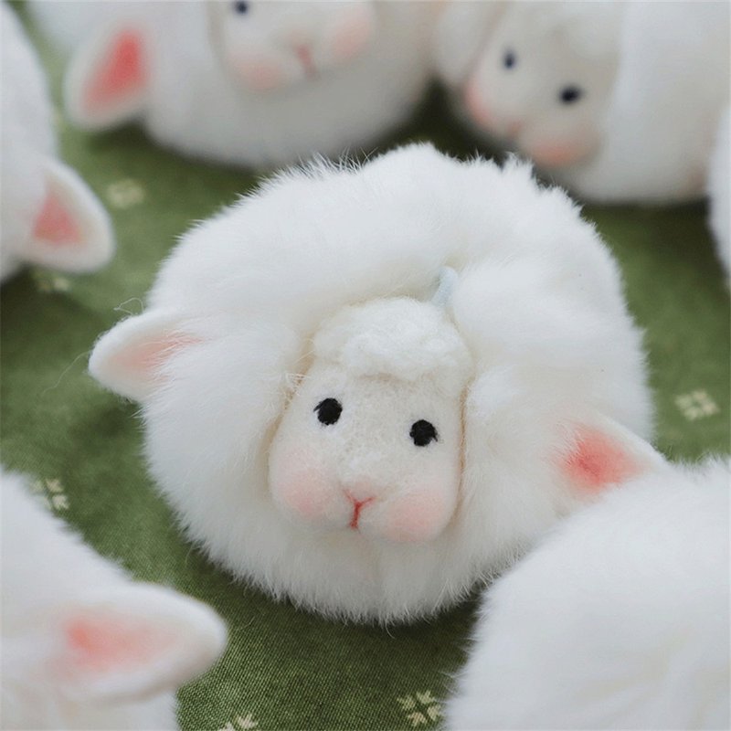 羊毛氈手作 羊團團 兔毛球手工挂飾挂件 手作鑰匙扣包挂吊飾 - 胸针 - 羊毛 白色