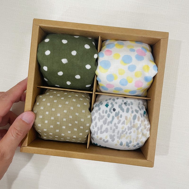 四入围兜礼盒・日式印花・收涎・满月・弥月礼盒 - 围嘴/口水巾 - 棉．麻 绿色