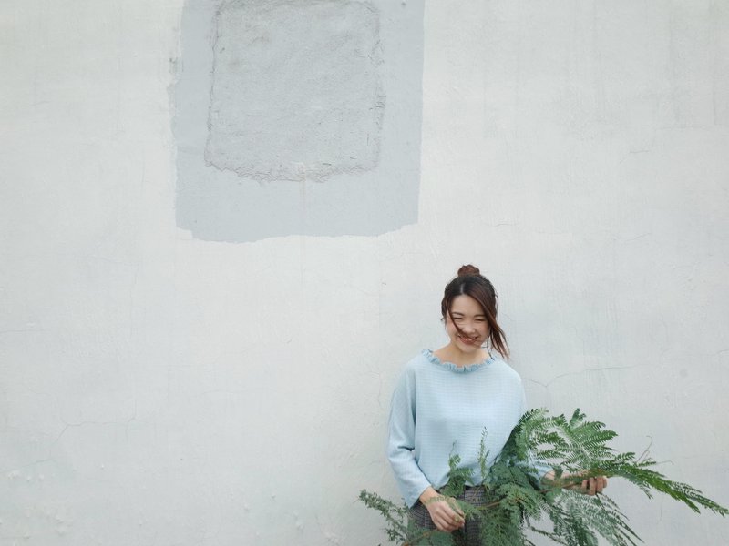 无肩线荷叶边上衣 灰蓝 - 女装上衣 - 聚酯纤维 蓝色