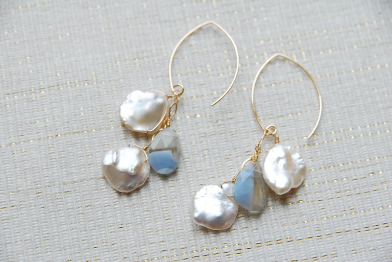 Petal Keshipearl and striped opal earrings 14kgf - 耳环/耳夹 - 珍珠 白色