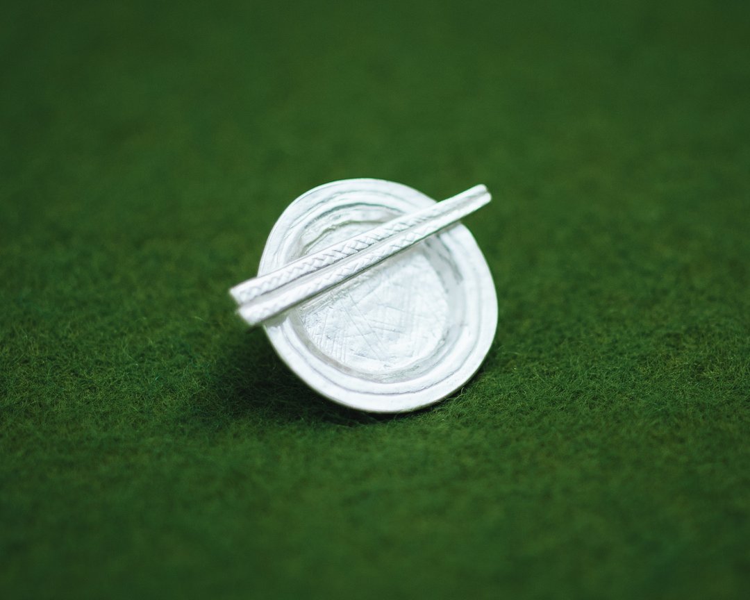 Japanese Chopsticks on Plate pin brooch - Japanese chopsticks - Unisex - 徽章/别针 - 银 银色