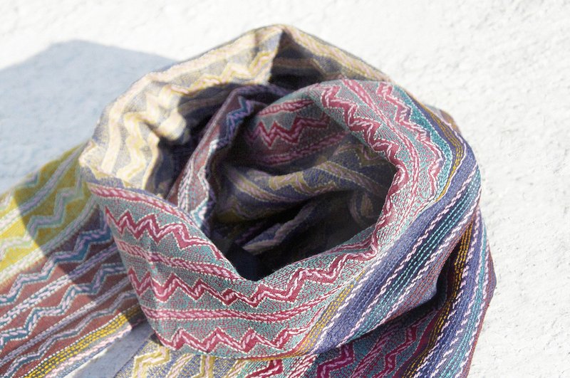 圣诞礼物 新年礼物 生日礼物 情人节礼物 限量一件 手缝刺绣丝绸丝巾 / 彩色刺绣丝巾 / 手工刺绣丝绸围巾 / 手缝丝质围巾 - 宇宙中的渐层彩虹 星辰 星空 星芒 重工刺绣 - 丝巾 - 丝．绢 多色