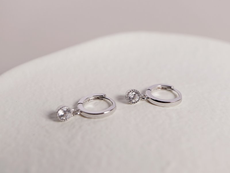 侧耳倾听。纯银耳环 - 耳环/耳夹 - 纯银 银色