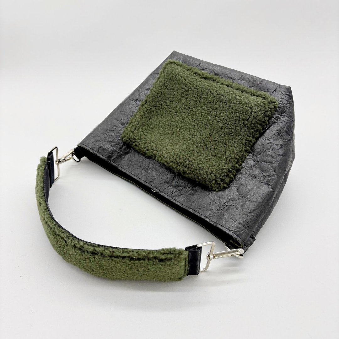 【东京发货】特殊环保材质斜挎包 S Olive Boa 口袋/背带 x 黑色 - 侧背包/斜挎包 - 防水材质 黑色