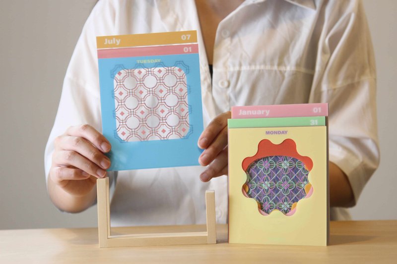 限量经典台味窗花桌历 / 铁窗印花万年历 / 喜气缤纷登场 - 年历/台历 - 木头 金色