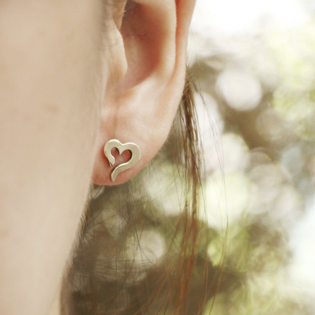 Heart Stud Earrings minimalist Earrings tiny Heart Studs birthday Gift For Her耳環 - 耳环/耳夹 - 纯银 银色