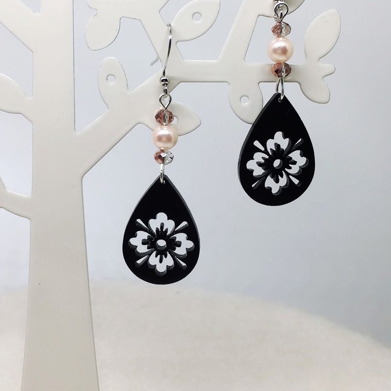 FOX Garden-BELIEVE 花的纹样耳环 - 耳环/耳夹 - 其他材质 黑色