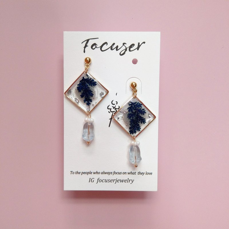 Elsa特调2.0 蓝色蕨类干燥花 底刷淡灰色 耳环/耳夹 - 耳环/耳夹 - 树脂 蓝色