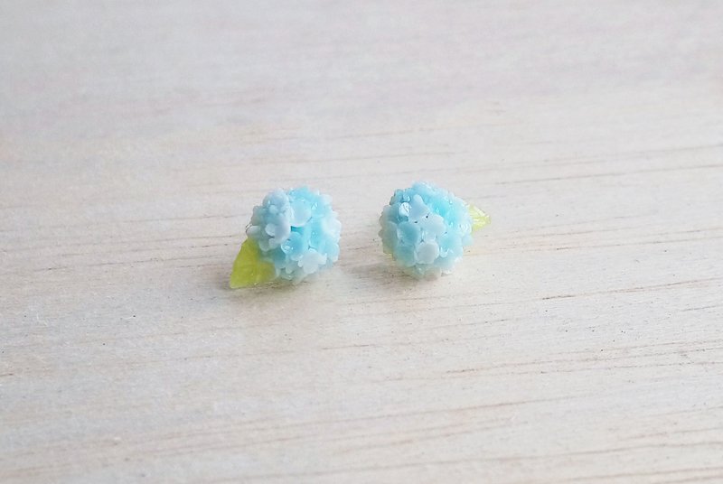 蓝白双色绣球花 纯银耳环/耳夹 - 耳环/耳夹 - 粘土 蓝色