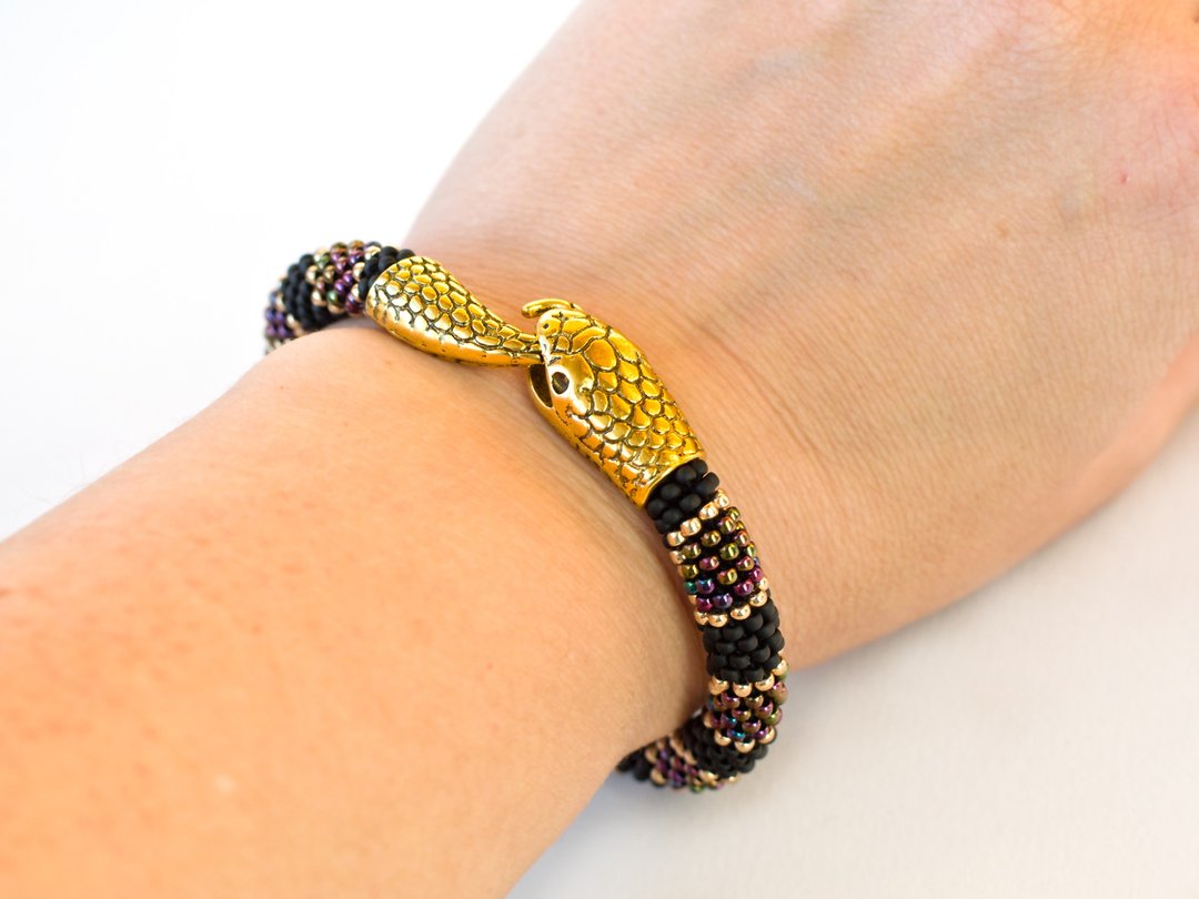 Black snake bracelet, Ouroboros jewelry, Bead crochet bracelet, Beaded bangle - 手链/手环 - 玻璃 黑色