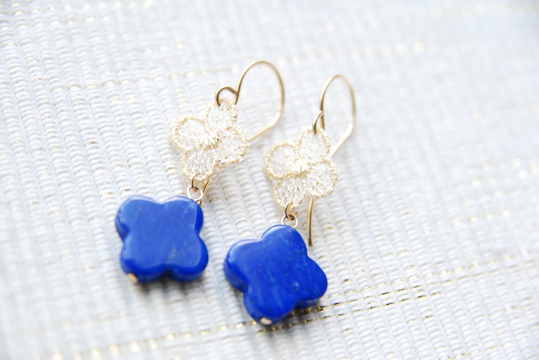 Flower earrings with lace and lapis lazuli (14kgf) - 耳环/耳夹 - 木头 蓝色
