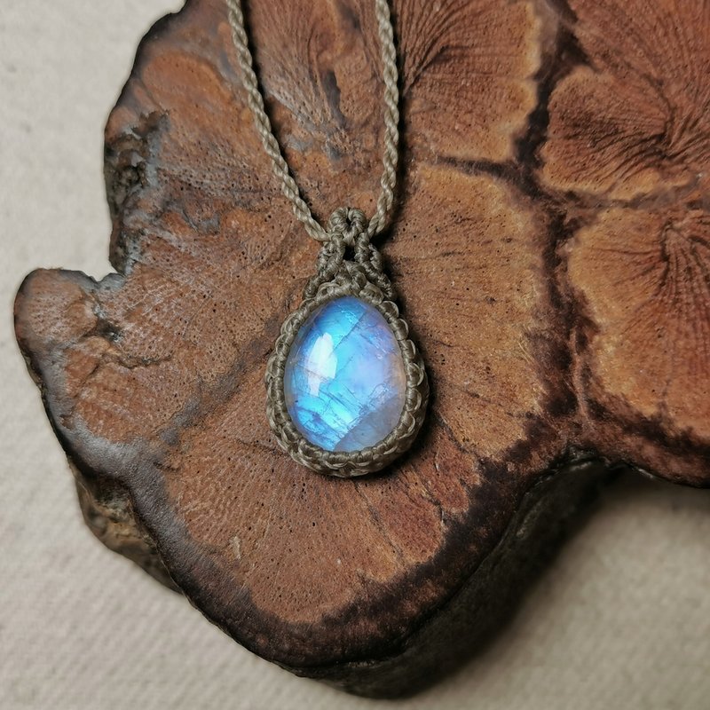 蓝光月光石/印度产/透质-蜡线编织系列/项链可调长度 - 项链 - 半宝石 蓝色