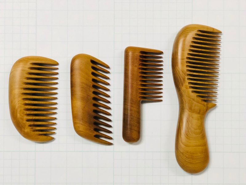 台湾梢楠木手工木梳 - 彩妆刷具/镜子/梳子 - 木头 