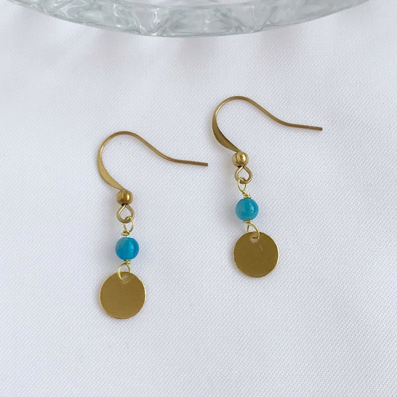 古典圆片。天然蓝磷灰 黄铜耳环 耳勾 手作 垂坠耳环 气质 正能量 - 耳环/耳夹 - 铜/黄铜 蓝色