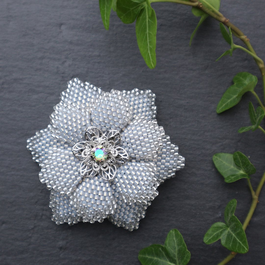 Beaded Flower Brooch (Ice Blue) - 胸针 - 玻璃 蓝色