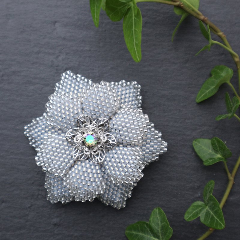 Beaded Flower Brooch (Ice Blue) - 胸针 - 玻璃 蓝色