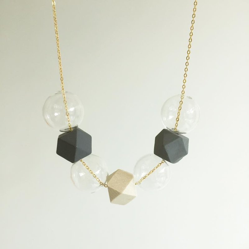 《LaPerle》几何 圆珠 木珠 玻璃珠子 白色 灰色 原创 手作项链 颈链首饰 镀16K 金铜链 Black geometric Necklace Handmade Free Shipping - 颈链 - 玻璃 灰色