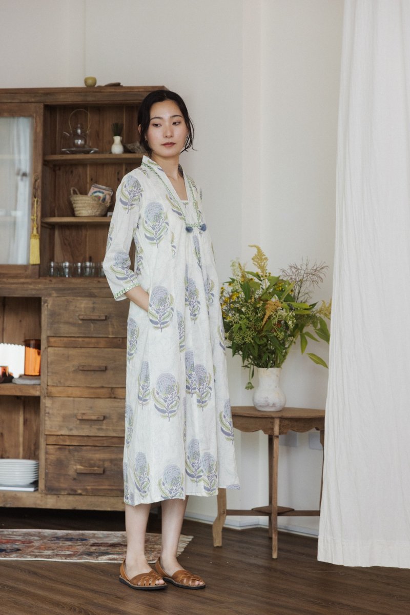 V领七分袖小流苏及膝洋装_白底绿花 - 洋装/连衣裙 - 棉．麻 白色