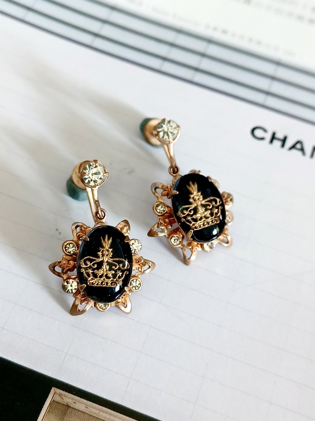 vintage jewelry  典雅立体皇冠徽章 夹式耳环 - 耳环/耳夹 - 其他金属 