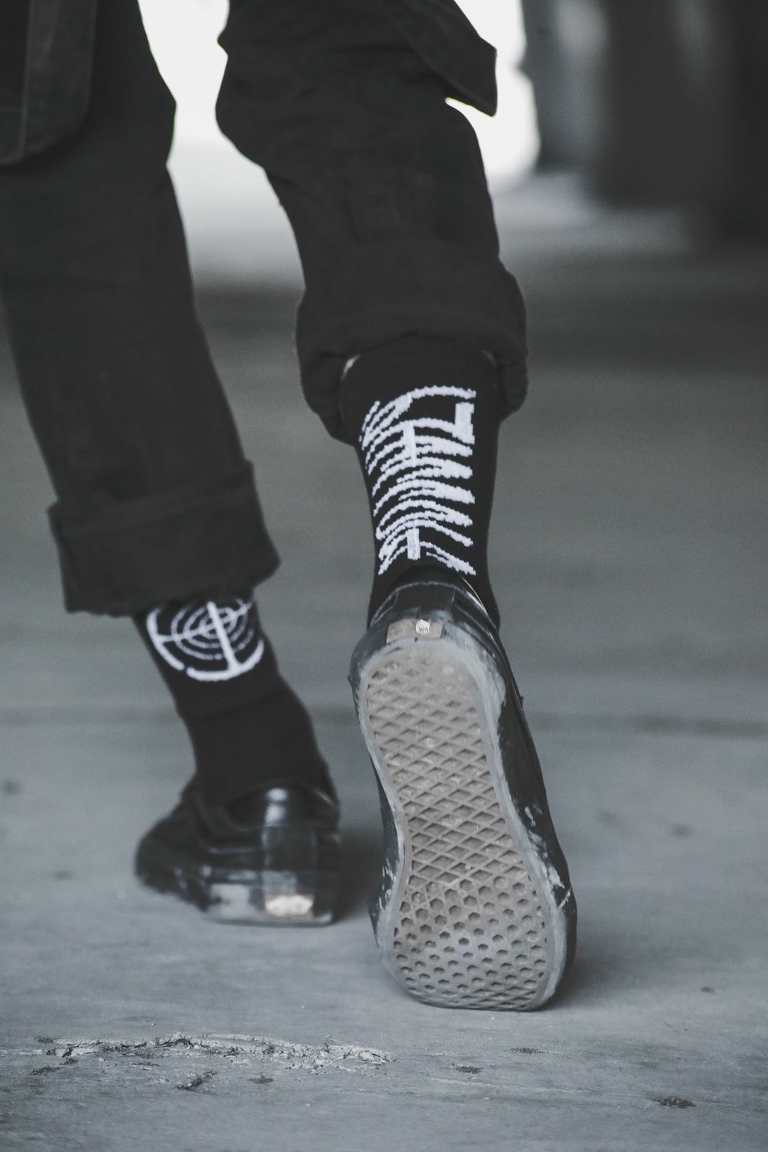 .67ARROW Logo Socks 袜子 长袜 长筒袜 黑色 基本 左右不同图 - 袜子 - 棉 黑色
