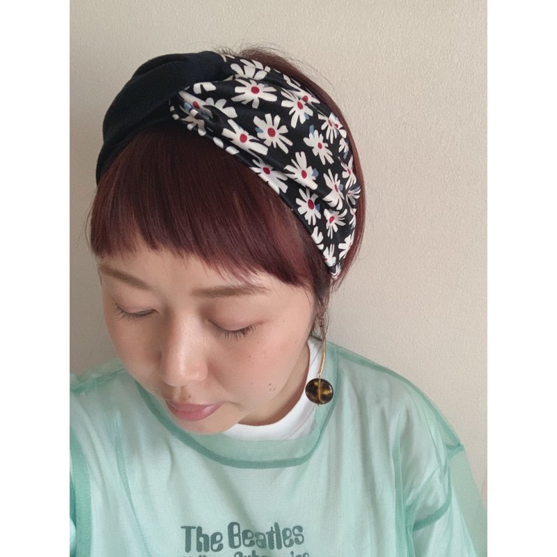 夏の新作　MARGUERITE × Black cross headband turban - 发带/发箍 - 棉．麻 黑色