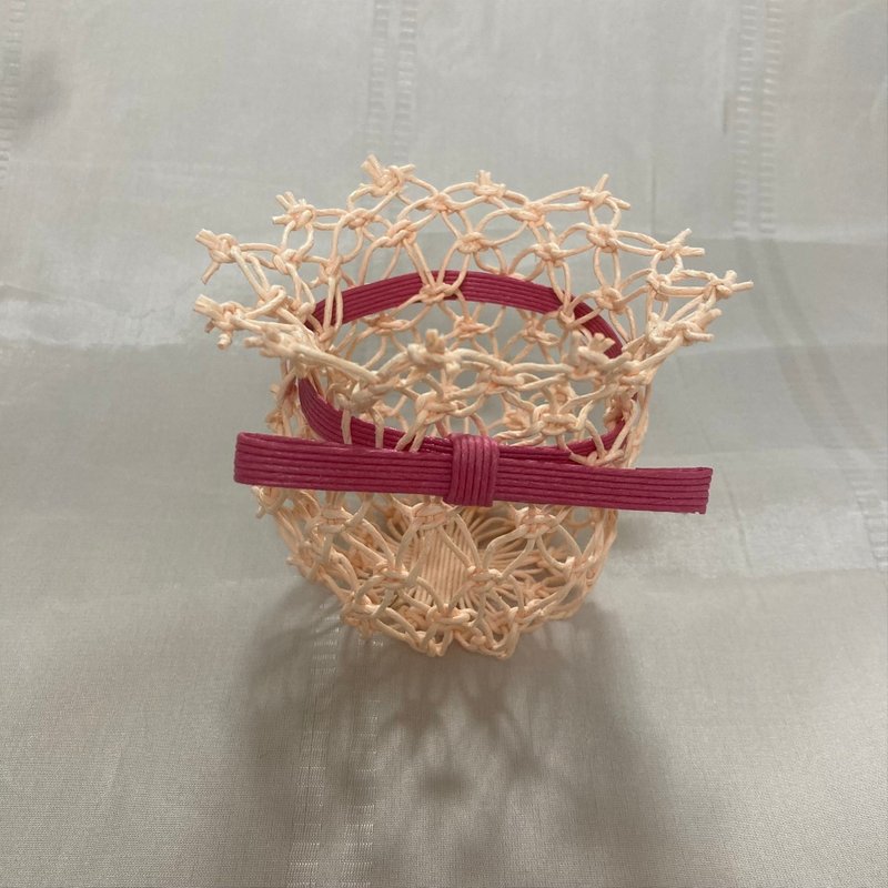 饰有缎带的柔和粉色纸编小物收纳篮 - 收纳用品 - 纸 粉红色