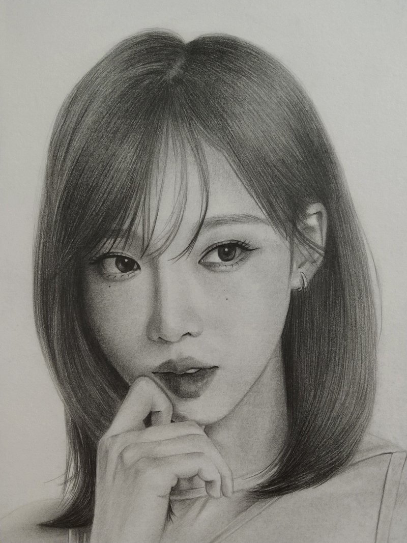 铅笔素描 / 人像素描 / 女性半身+单手 / 含框 - 订制画像 - 纸 