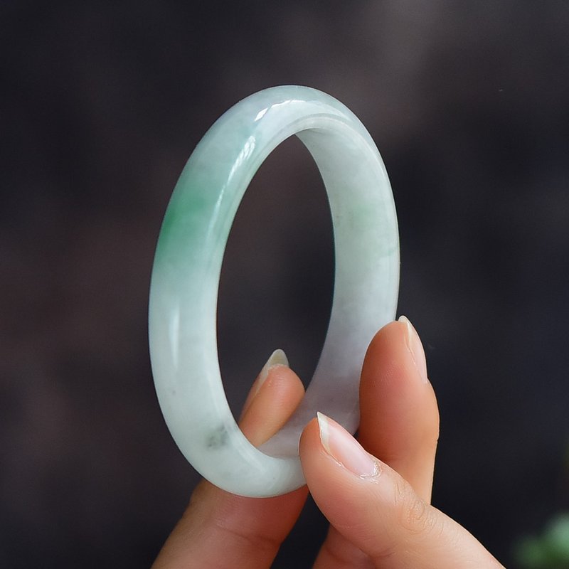 天然翡翠手镯 翡翠A货 缅甸玉 飘一抹阳绿 圈口56MM - 手链/手环 - 玉石 