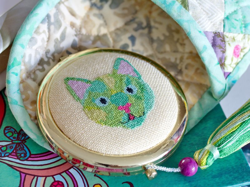 Compact mirror with petite point hand embroidered Cat & patchwork cover - 眼镜/眼镜框 - 其他材质 绿色