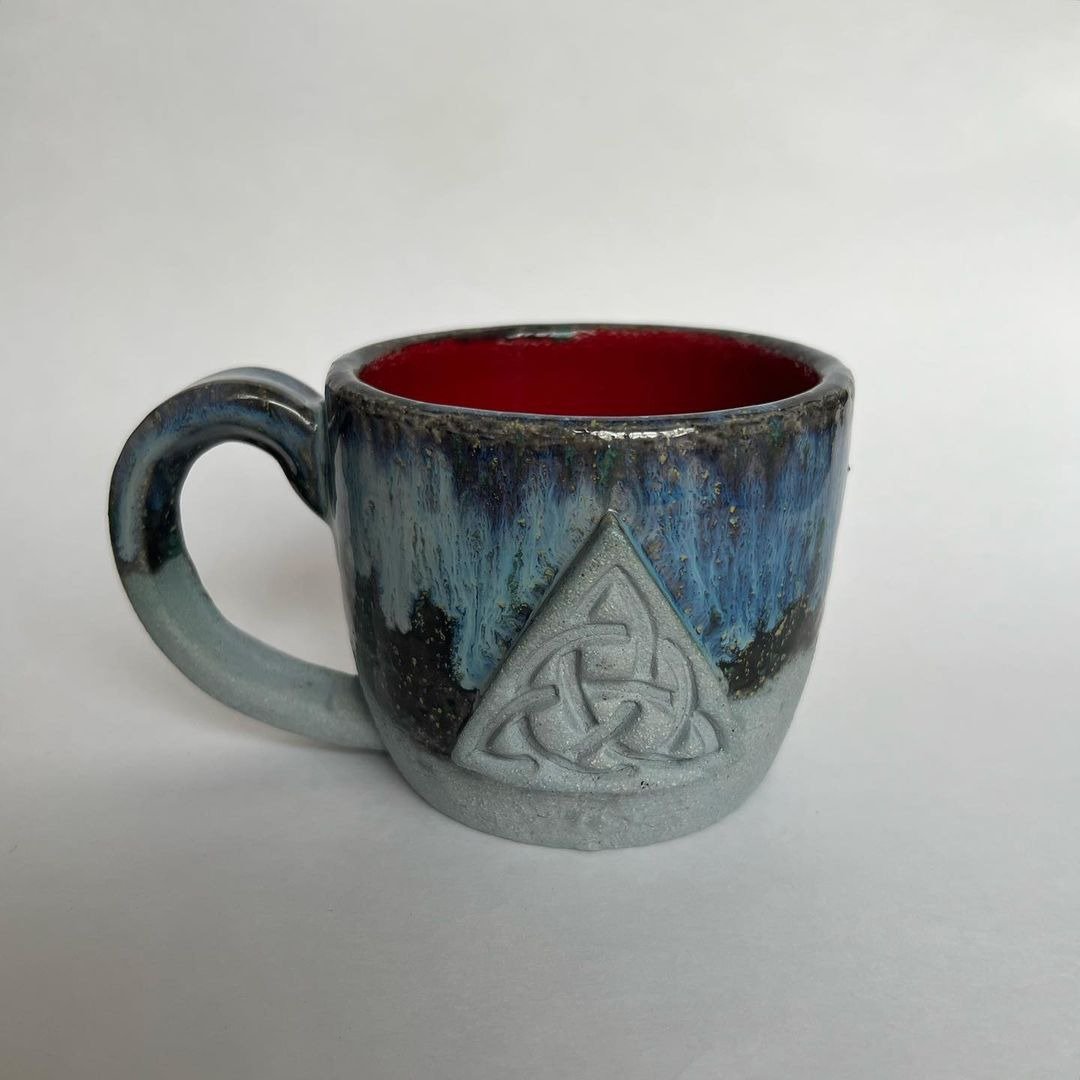 三位一体结 Triquetra 圆形蓝色粘土和黑色银河釉面陶瓷杯 - 咖啡杯/马克杯 - 陶 多色