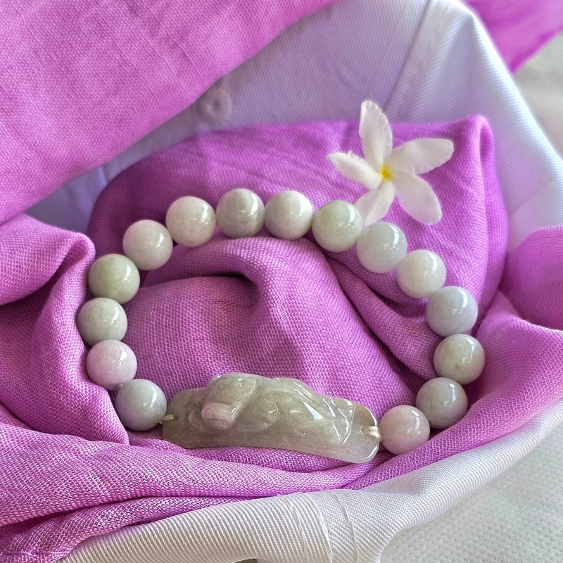 手工雕刻的缅甸玉趴卧貔貅手链，搭配 9.4 毫米的圆形玉珠。 - 手链/手环 - 玉石 白色