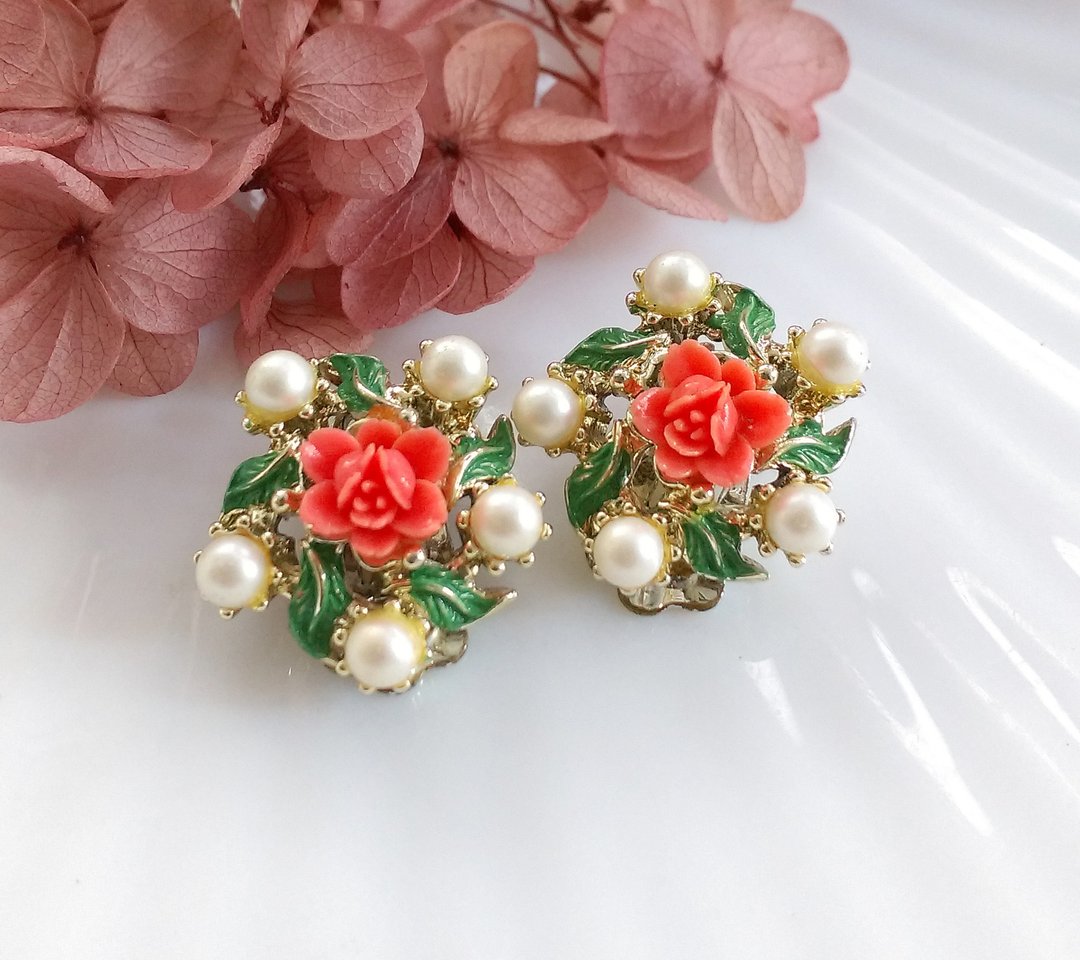 Vintage Jewelry 赛璐珞塑料  优雅 仿珠玫瑰 夹式耳环 - 耳环/耳夹 - 其他金属 金色