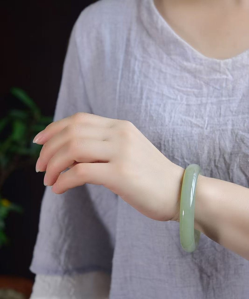 和田玉手镯 圈口61.9 寓意吉祥如意 雕工精致 上身简单大方 - 手链/手环 - 水晶 