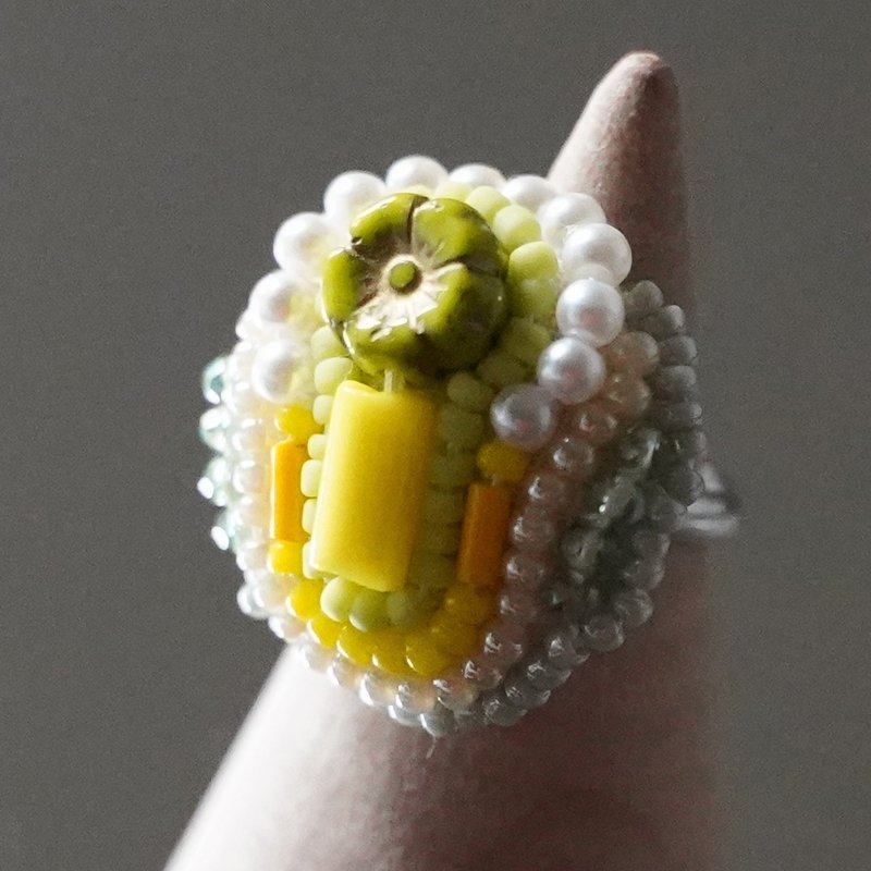 おゃべりな指輪109 フリーサイズ　ビーズ刺繍のリング　フラワー　イエロー　おおぶりリング - 戒指 - 塑料 黄色