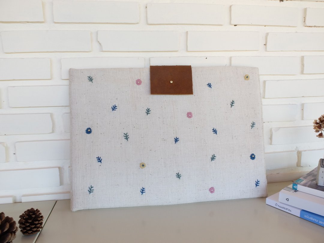 Handmade Macbook sleeve embroidered a little flowers from natural dyes thread on handwoven cotton fabric - 平板/电脑保护壳 - 棉 多色
