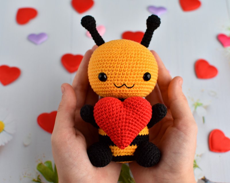 Plush bee with heart / Cute bee gift - 玩偶/公仔 - 棉．麻 