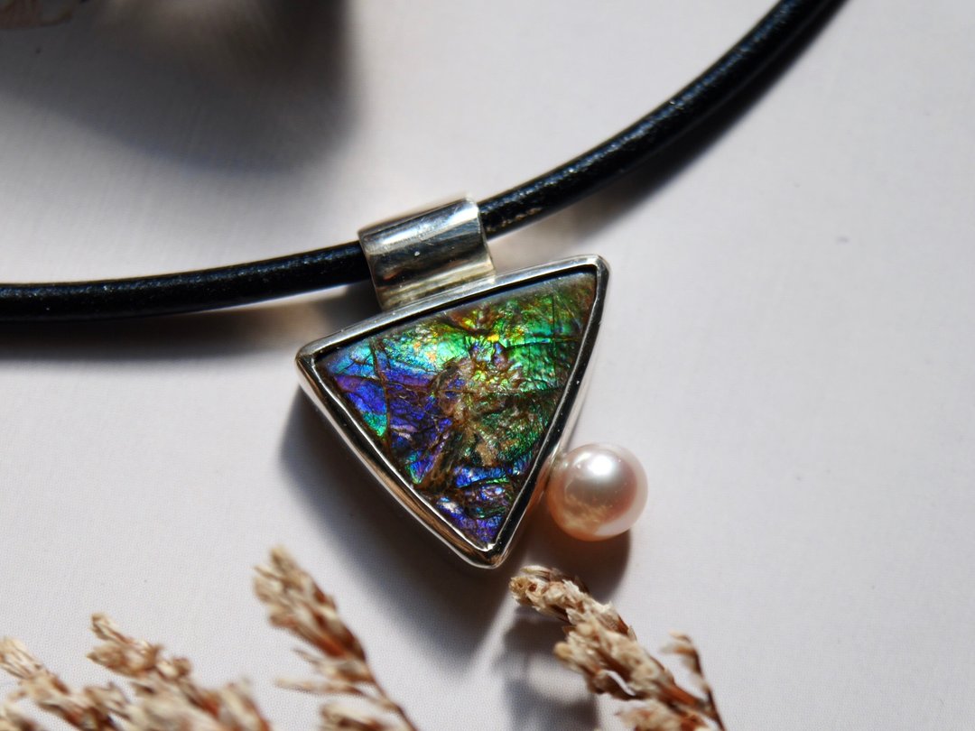 加拿大彩班石Ammolite-925纯银包镶项链-蓝紫绿色三角坠 - 项链 - 其他金属 蓝色